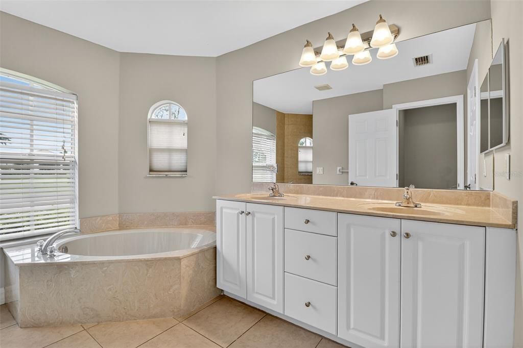 На продажу: $329,900 (3 спален, 2 ванн, 2115 Квадратных фут)