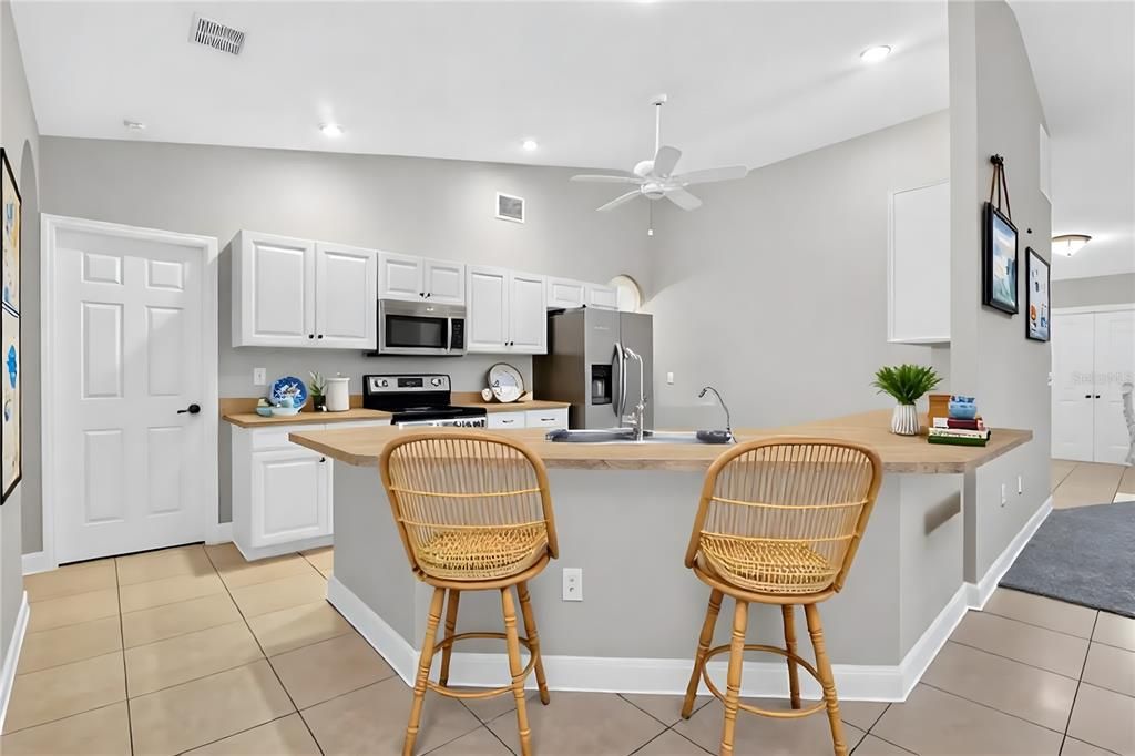 На продажу: $329,900 (3 спален, 2 ванн, 2115 Квадратных фут)