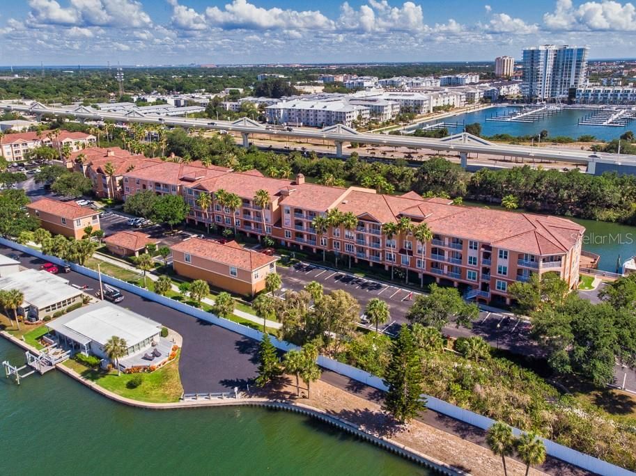 合同活跃: $195,000 (1 贝兹, 1 浴室, 654 平方英尺)