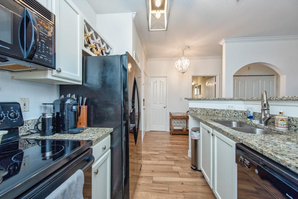 合同活跃: $195,000 (1 贝兹, 1 浴室, 654 平方英尺)