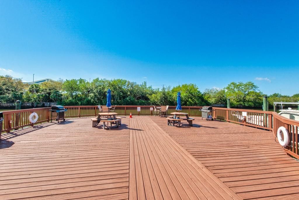 合同活跃: $195,000 (1 贝兹, 1 浴室, 654 平方英尺)