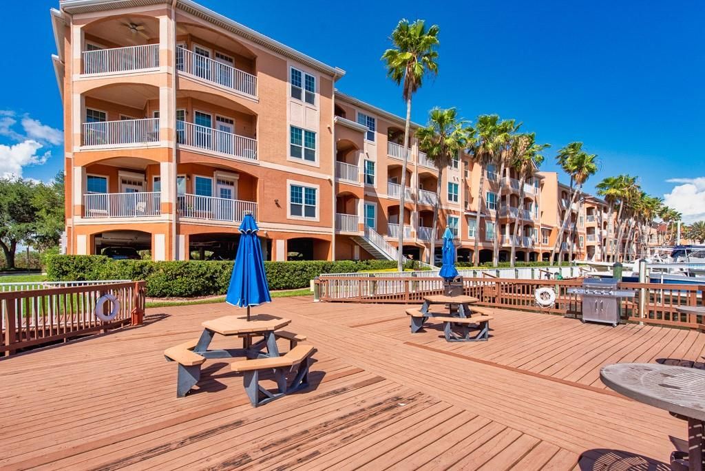 合同活跃: $195,000 (1 贝兹, 1 浴室, 654 平方英尺)