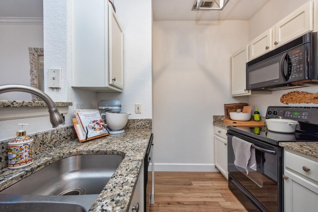 合同活跃: $195,000 (1 贝兹, 1 浴室, 654 平方英尺)