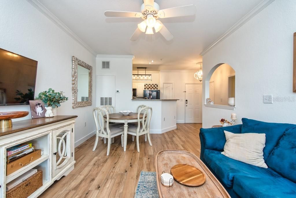 合同活跃: $195,000 (1 贝兹, 1 浴室, 654 平方英尺)