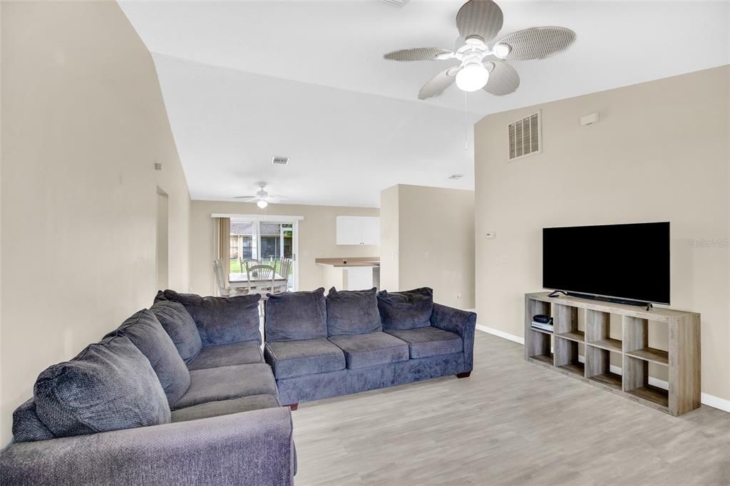 На продажу: $299,000 (3 спален, 2 ванн, 1324 Квадратных фут)