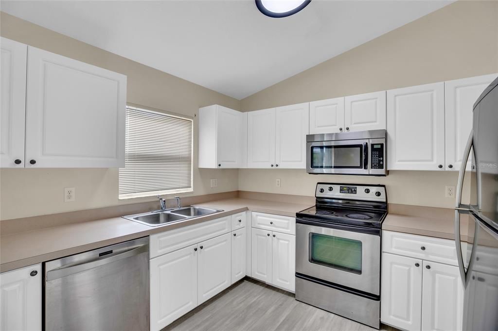 На продажу: $299,000 (3 спален, 2 ванн, 1324 Квадратных фут)