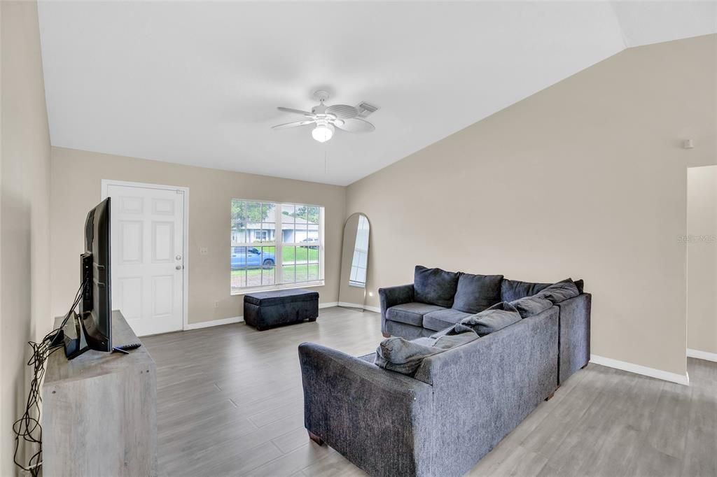 На продажу: $299,000 (3 спален, 2 ванн, 1324 Квадратных фут)