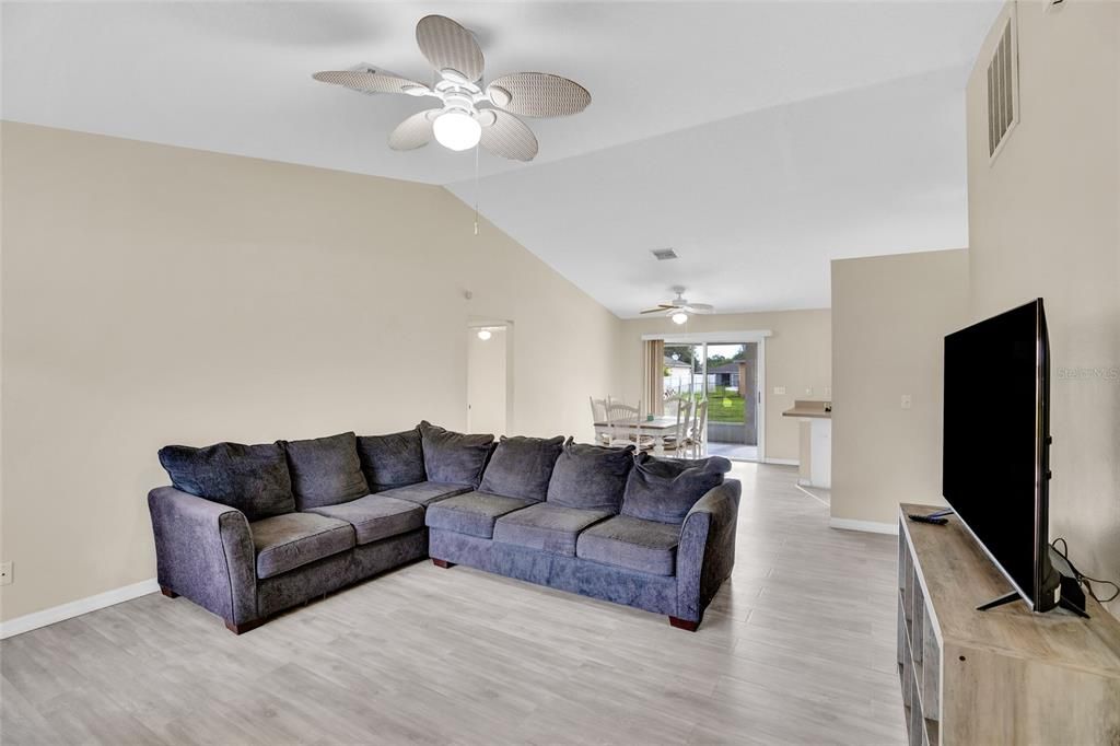 На продажу: $299,000 (3 спален, 2 ванн, 1324 Квадратных фут)