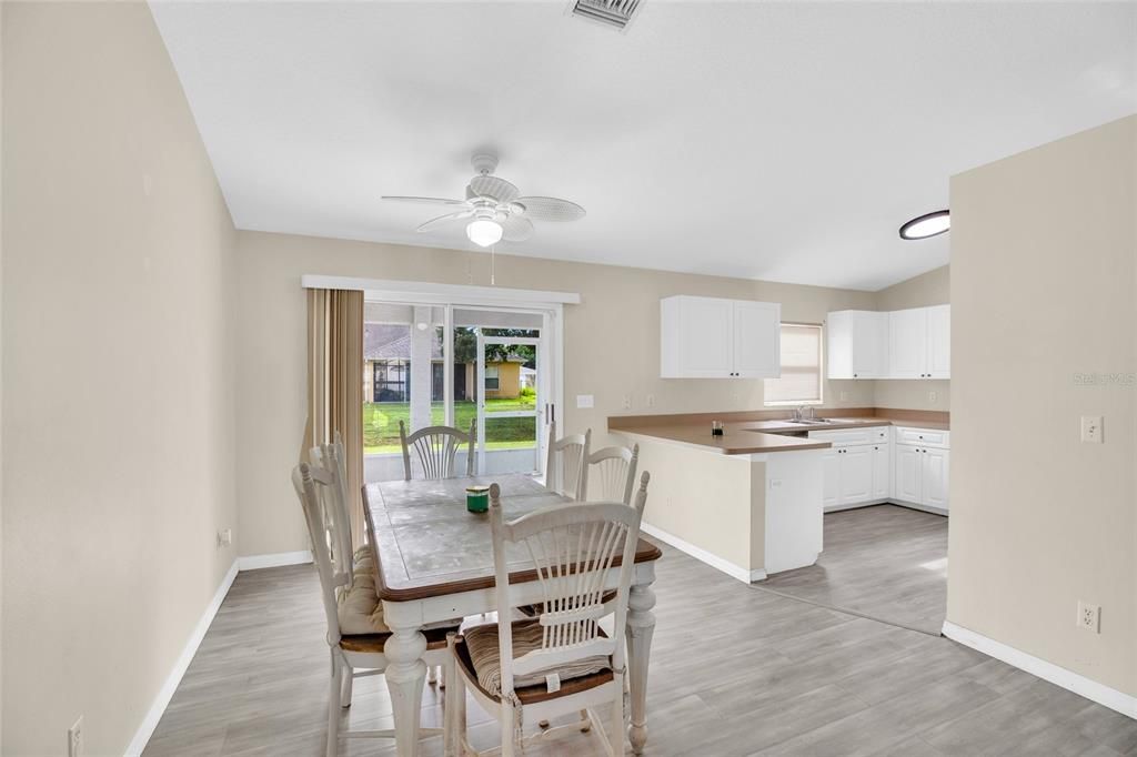 На продажу: $299,000 (3 спален, 2 ванн, 1324 Квадратных фут)