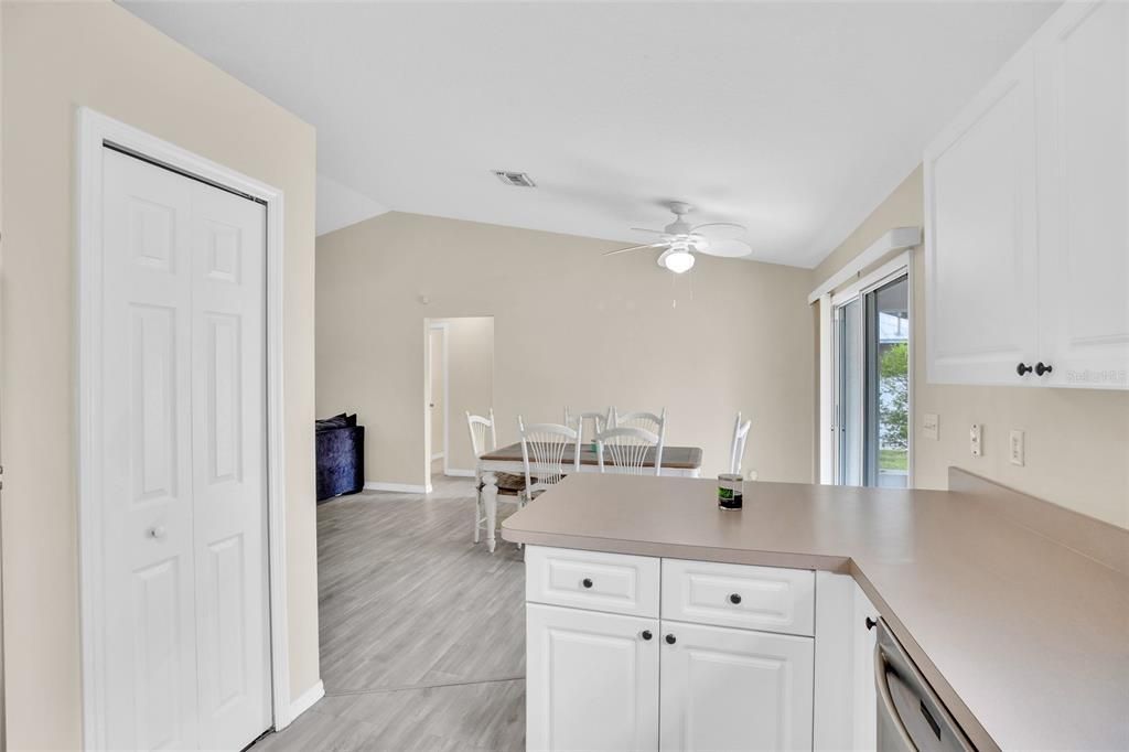 На продажу: $299,000 (3 спален, 2 ванн, 1324 Квадратных фут)