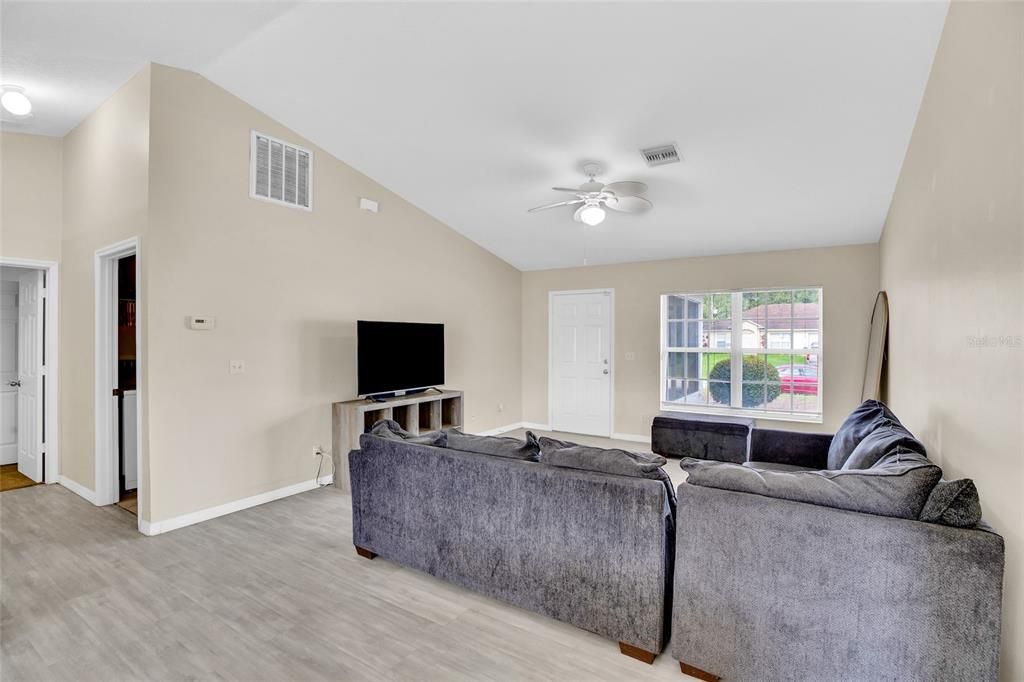 На продажу: $299,000 (3 спален, 2 ванн, 1324 Квадратных фут)