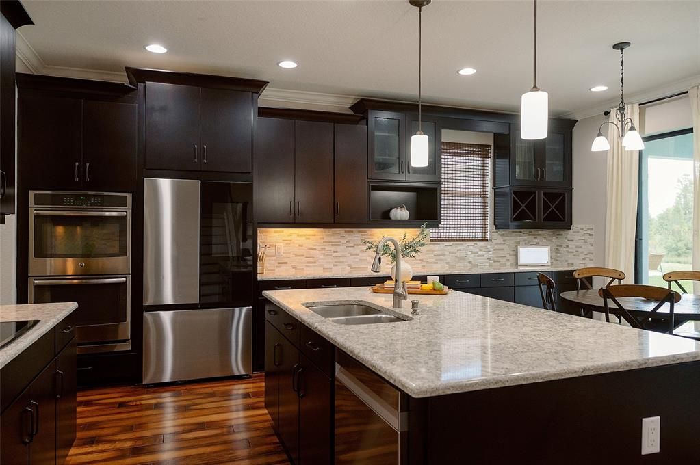 На продажу: $829,900 (5 спален, 3 ванн, 4242 Квадратных фут)