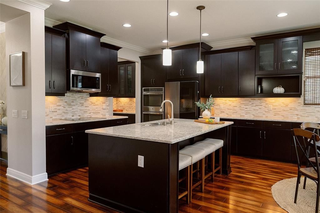 На продажу: $829,900 (5 спален, 3 ванн, 4242 Квадратных фут)