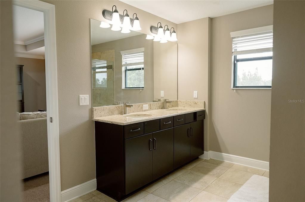 На продажу: $829,900 (5 спален, 3 ванн, 4242 Квадратных фут)