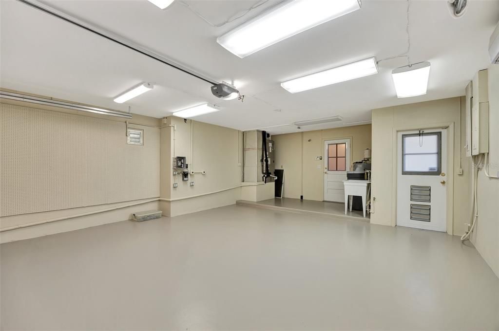 Active With Contract: $1,700,000 (3 beds, 2 baths, 2366 Square Feet)