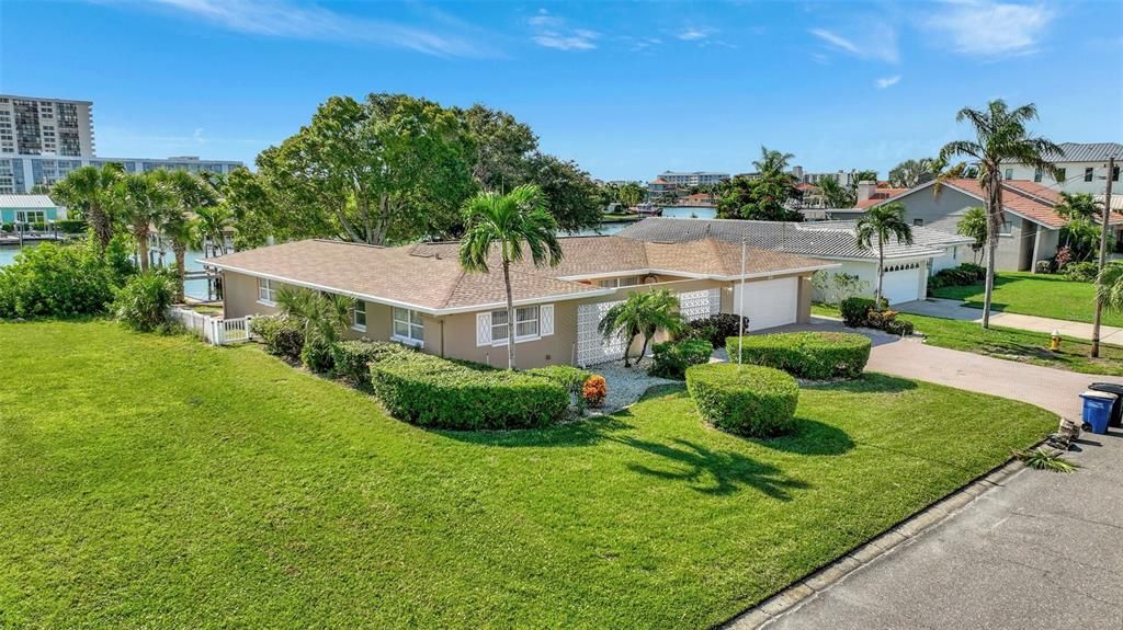 Active With Contract: $1,700,000 (3 beds, 2 baths, 2366 Square Feet)