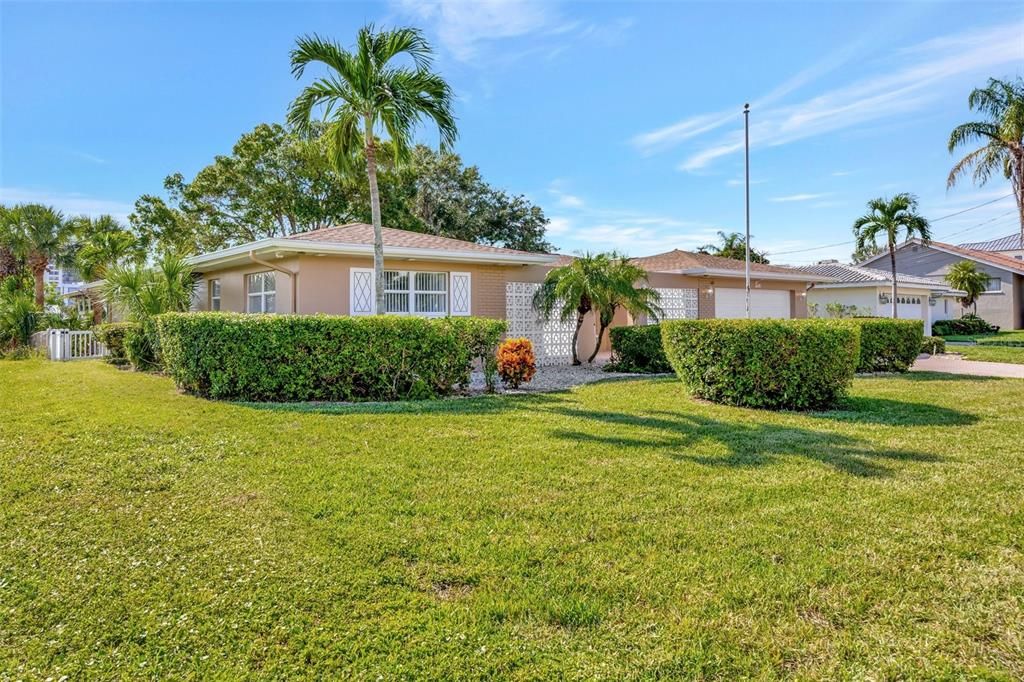 Active With Contract: $1,700,000 (3 beds, 2 baths, 2366 Square Feet)