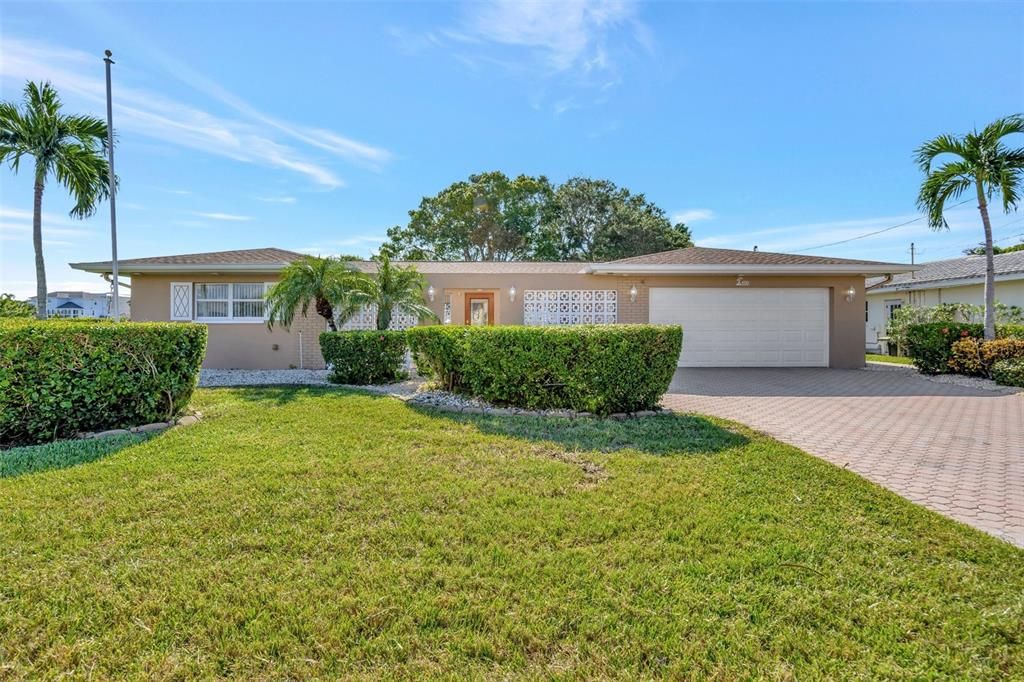 Active With Contract: $1,700,000 (3 beds, 2 baths, 2366 Square Feet)