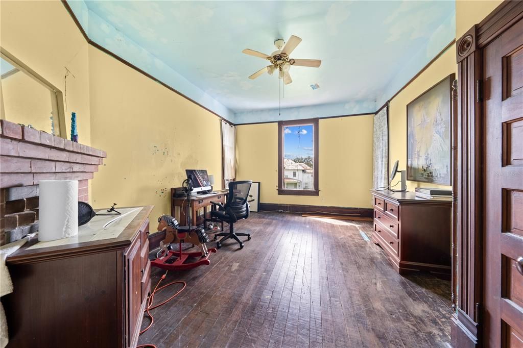 Под контрактом: $399,900 (4 спален, 2 ванн, 4156 Квадратных фут)