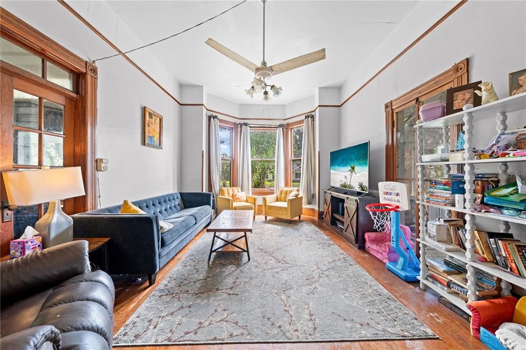 Под контрактом: $399,900 (4 спален, 2 ванн, 4156 Квадратных фут)