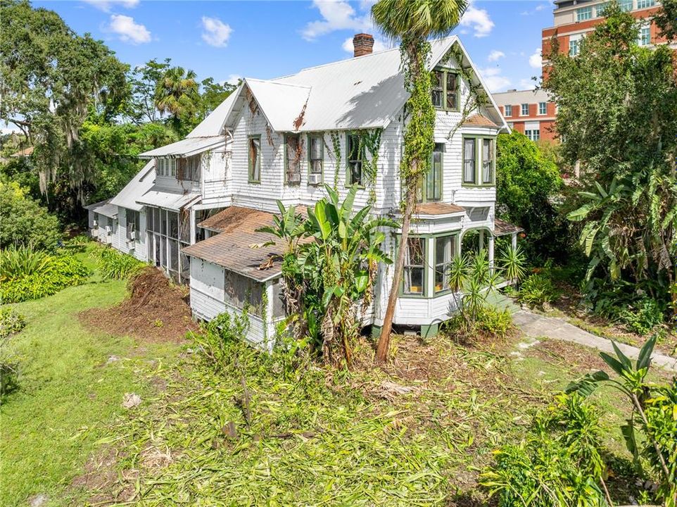 Под контрактом: $399,900 (4 спален, 2 ванн, 4156 Квадратных фут)