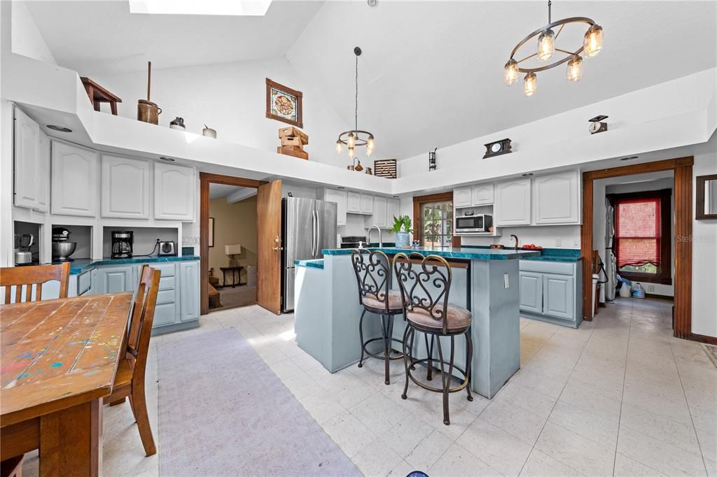 Под контрактом: $399,900 (4 спален, 2 ванн, 4156 Квадратных фут)