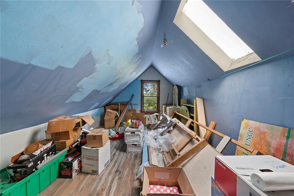 Под контрактом: $399,900 (4 спален, 2 ванн, 4156 Квадратных фут)