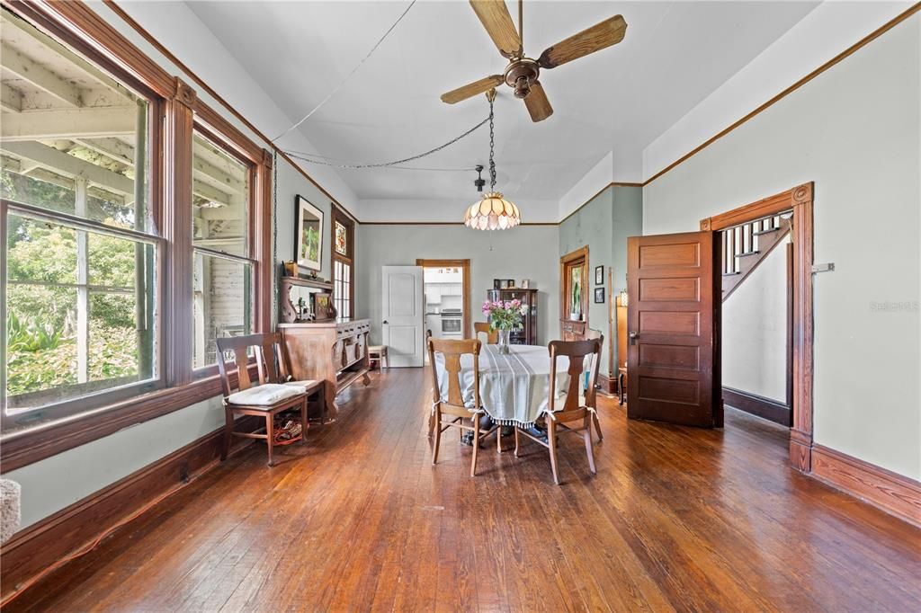 Под контрактом: $399,900 (4 спален, 2 ванн, 4156 Квадратных фут)