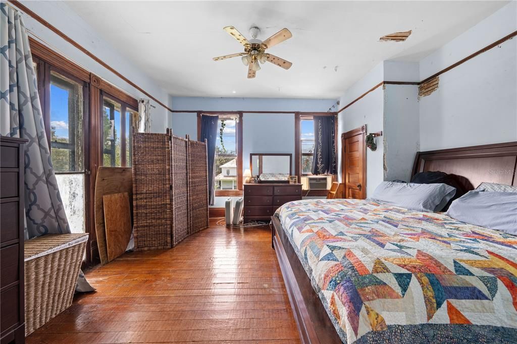 Под контрактом: $399,900 (4 спален, 2 ванн, 4156 Квадратных фут)