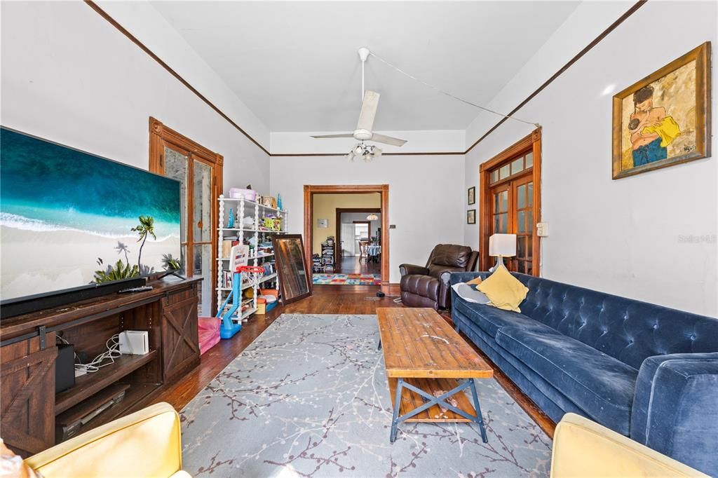 Под контрактом: $399,900 (4 спален, 2 ванн, 4156 Квадратных фут)