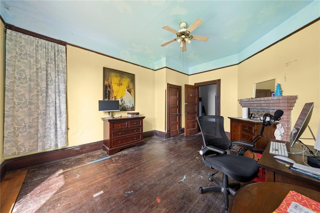 Под контрактом: $399,900 (4 спален, 2 ванн, 4156 Квадратных фут)