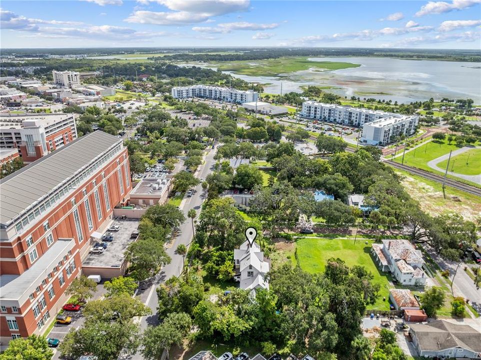 Под контрактом: $399,900 (4 спален, 2 ванн, 4156 Квадратных фут)