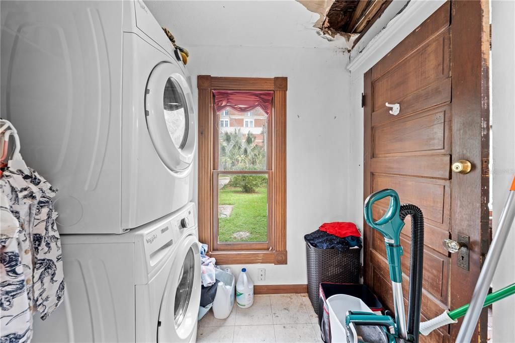 Под контрактом: $399,900 (4 спален, 2 ванн, 4156 Квадратных фут)