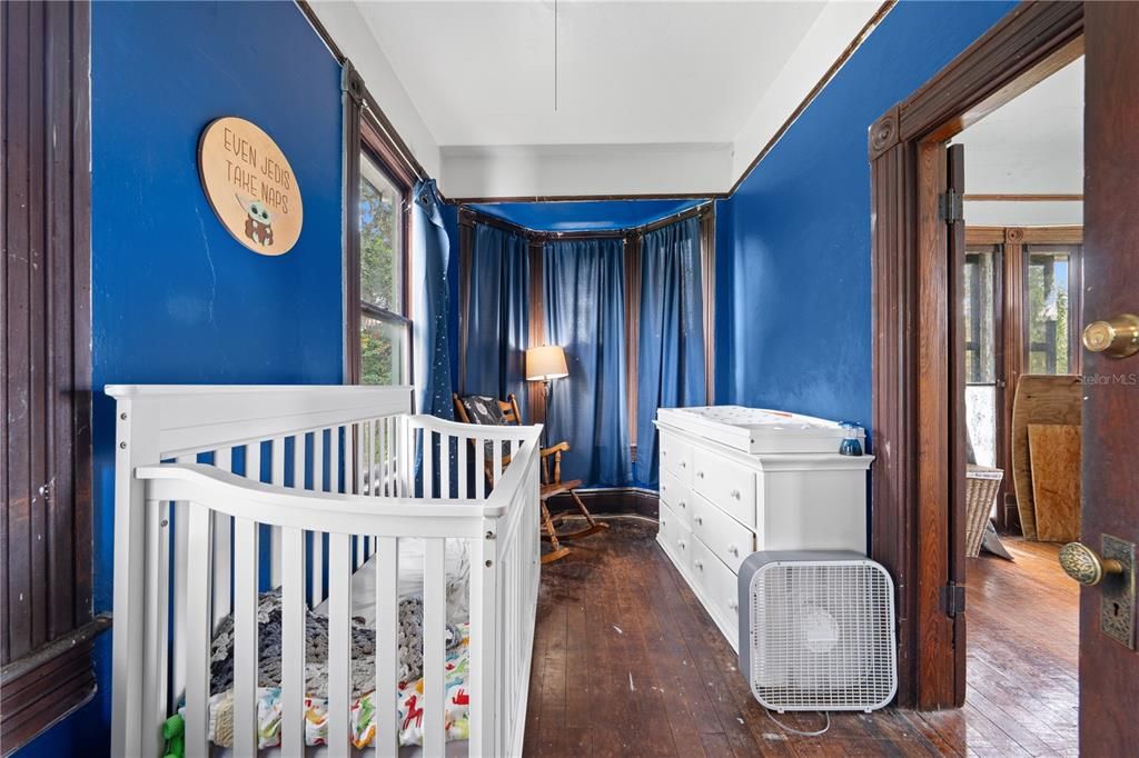 Под контрактом: $399,900 (4 спален, 2 ванн, 4156 Квадратных фут)