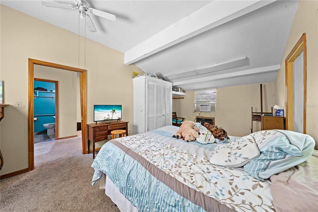 Под контрактом: $399,900 (4 спален, 2 ванн, 4156 Квадратных фут)