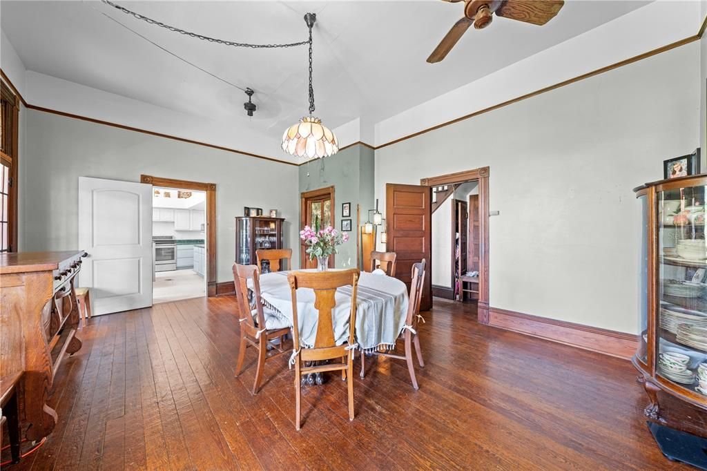 Под контрактом: $399,900 (4 спален, 2 ванн, 4156 Квадратных фут)