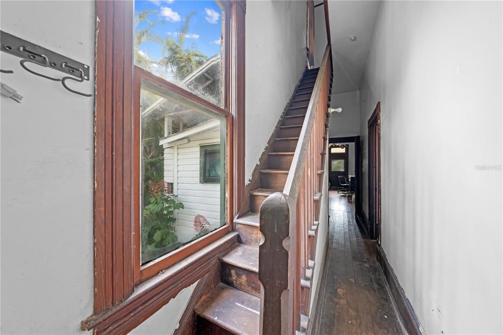 Под контрактом: $399,900 (4 спален, 2 ванн, 4156 Квадратных фут)