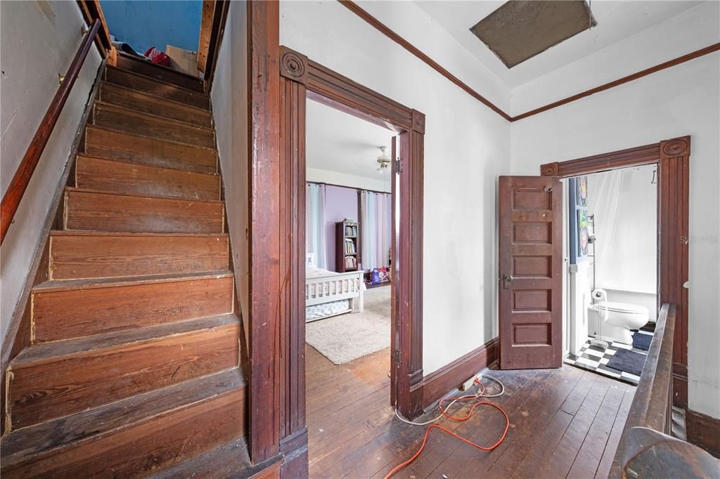 Под контрактом: $399,900 (4 спален, 2 ванн, 4156 Квадратных фут)