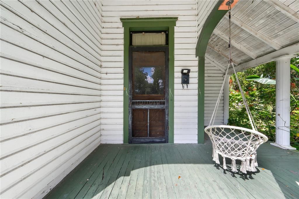 Под контрактом: $399,900 (4 спален, 2 ванн, 4156 Квадратных фут)