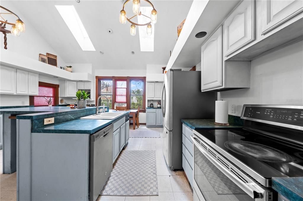 Под контрактом: $399,900 (4 спален, 2 ванн, 4156 Квадратных фут)