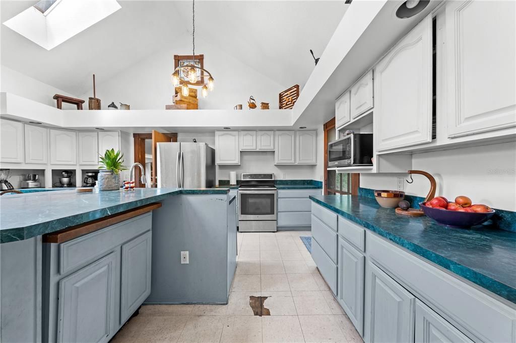 Под контрактом: $399,900 (4 спален, 2 ванн, 4156 Квадратных фут)