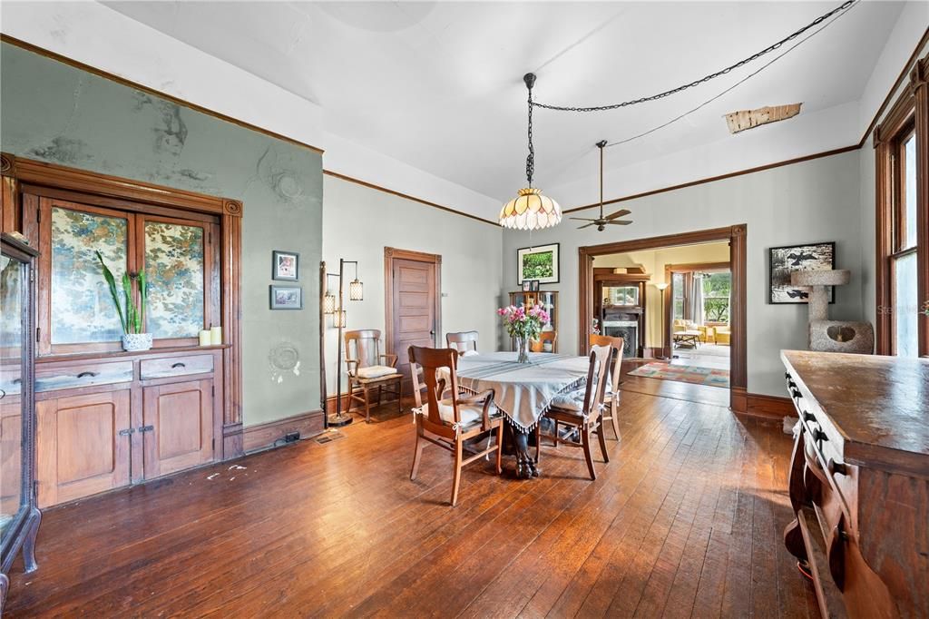 Под контрактом: $399,900 (4 спален, 2 ванн, 4156 Квадратных фут)