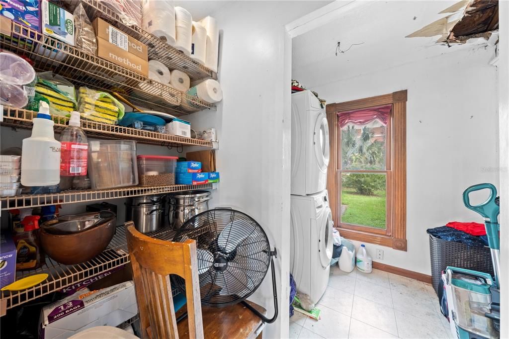 Под контрактом: $399,900 (4 спален, 2 ванн, 4156 Квадратных фут)