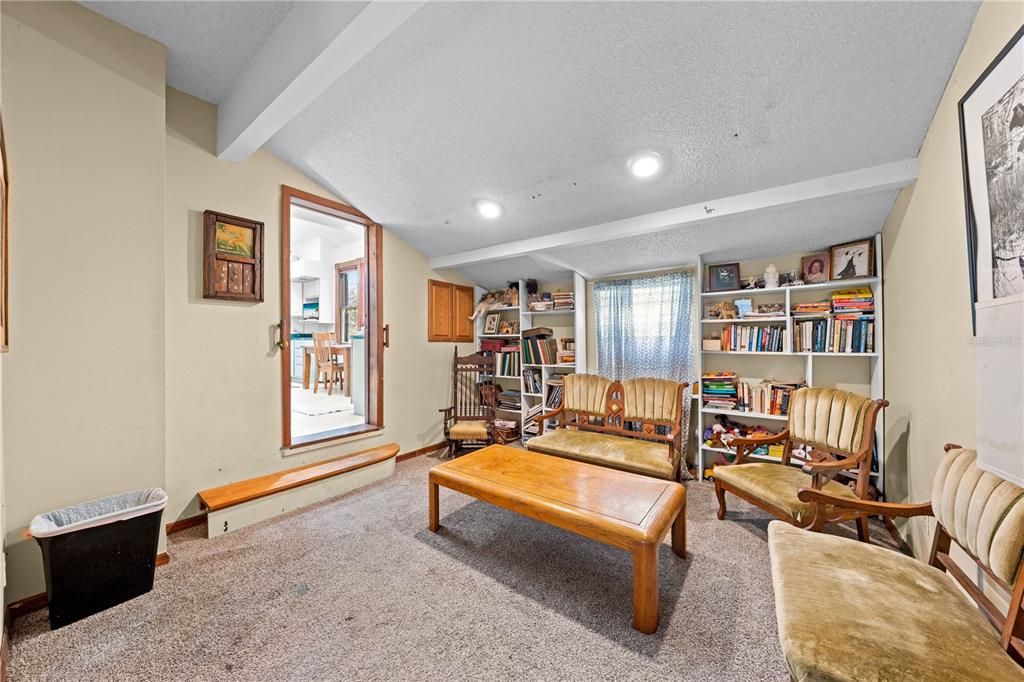 Под контрактом: $399,900 (4 спален, 2 ванн, 4156 Квадратных фут)