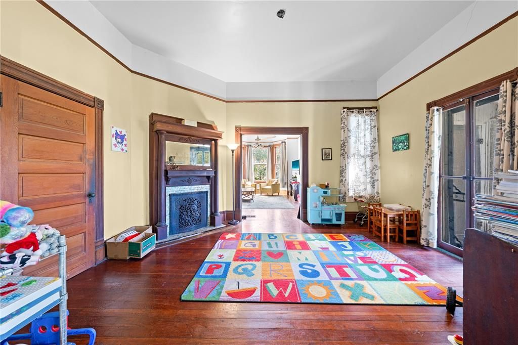 Под контрактом: $399,900 (4 спален, 2 ванн, 4156 Квадратных фут)