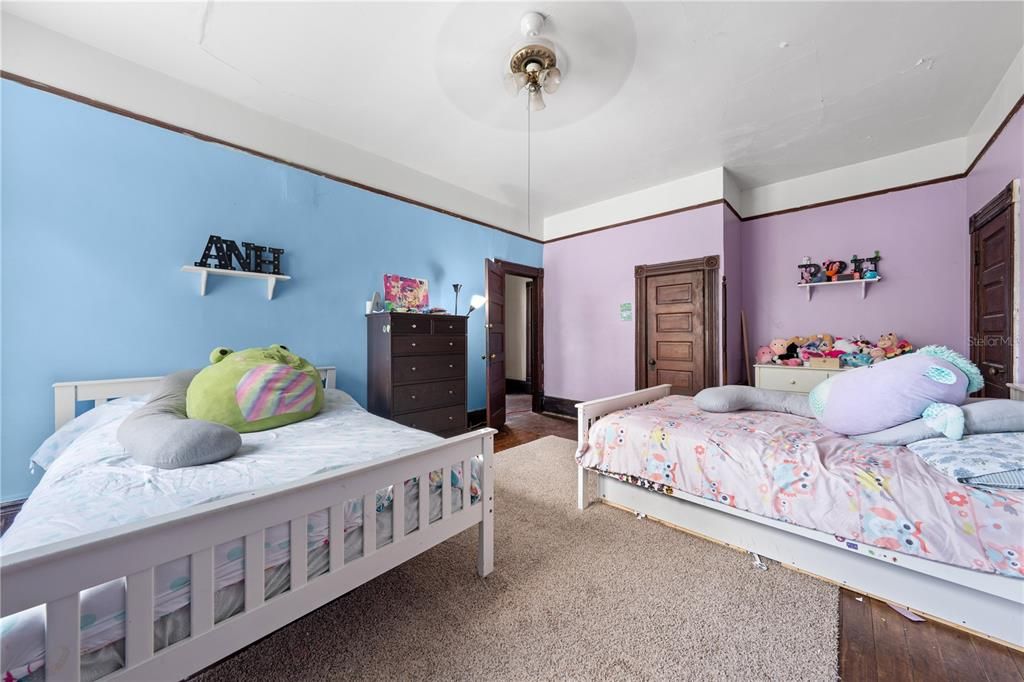 Под контрактом: $399,900 (4 спален, 2 ванн, 4156 Квадратных фут)