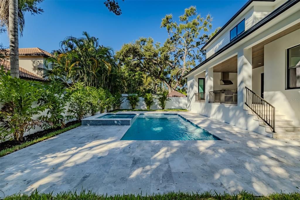 Под контрактом: $2,149,000 (5 спален, 4 ванн, 4152 Квадратных фут)