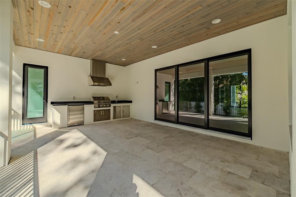 Под контрактом: $2,149,000 (5 спален, 4 ванн, 4152 Квадратных фут)