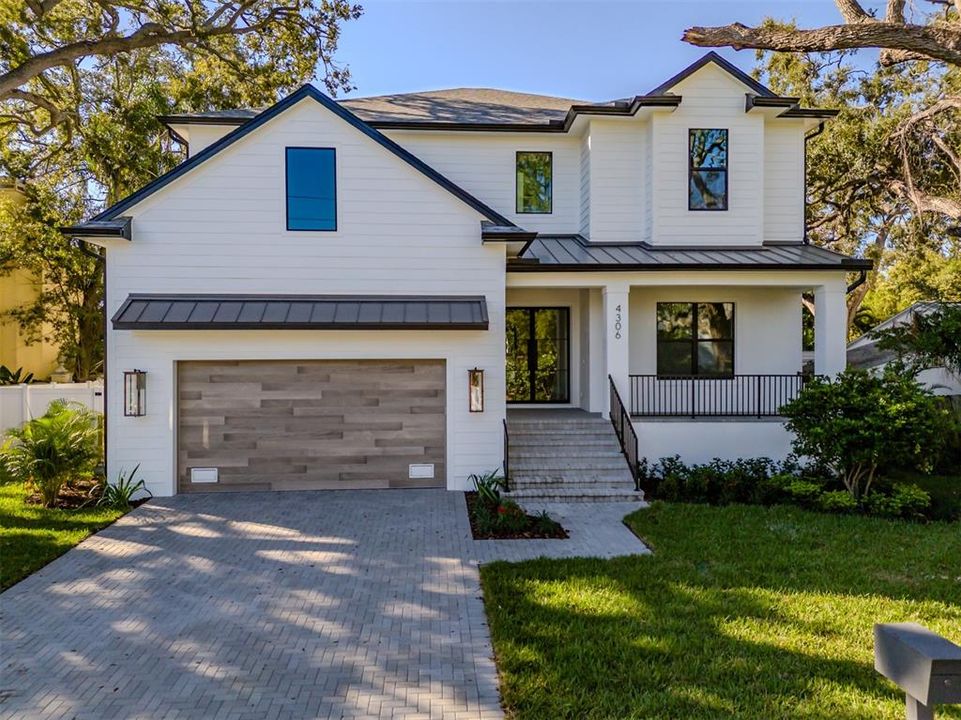 Под контрактом: $2,149,000 (5 спален, 4 ванн, 4152 Квадратных фут)