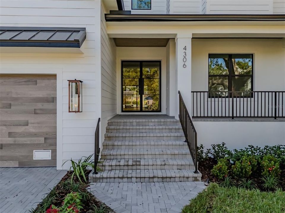 Под контрактом: $2,149,000 (5 спален, 4 ванн, 4152 Квадратных фут)